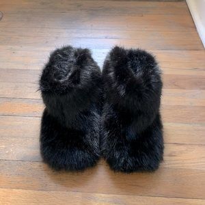 Ugg fuzzy slippers size 9